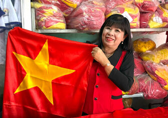 Người phụ nữ ở An Giang hơn 30 năm may cờ Tổ quốc