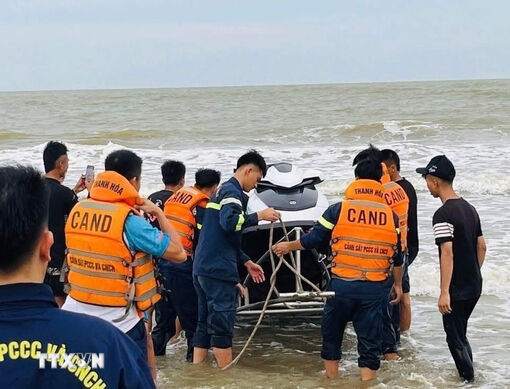 Thanh Hóa: Rủ nhau tắm biển, hai học sinh tử vong và mất tích