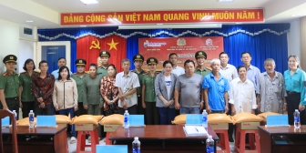 Công an tỉnh trao 100 phần quà cho hộ gia đình khó khăn phường Long Xuyên