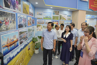 Bí thư Tỉnh ủy An Giang thăm gian trưng bày của tỉnh tại Triển lãm 80 năm thành tựu đất nước