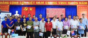 Tặng điện thoại thông minh cho nông dân phường Mỹ Thới