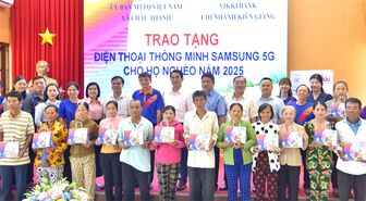Tặng điện thoại thông minh 5G cho 20 hộ nghèo và cận nghèo