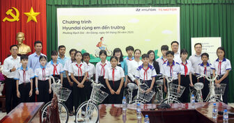 Tặng xe đạp cho 15 học sinh nghèo, có hoàn cảnh khó khăn