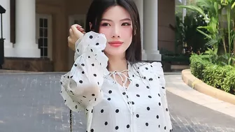 Trang phục chấm bi giúp nàng trở thành tâm điểm mọi ánh nhìn