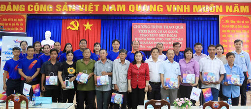 Tặng điện thoại thông minh cho nông dân phường Mỹ Thới
