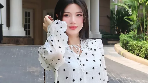 Trang phục chấm bi giúp nàng trở thành tâm điểm mọi ánh nhìn