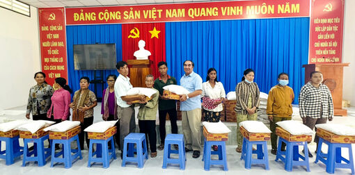 Trao tặng 300 phần quà cho người dân và học sinh đồng bào Khmer xã Ô Lâm