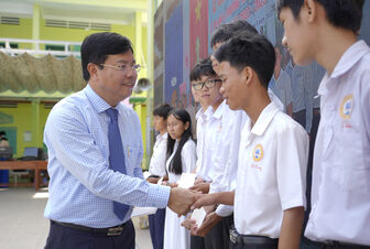 An Giang tưng bừng khai giảng năm học mới