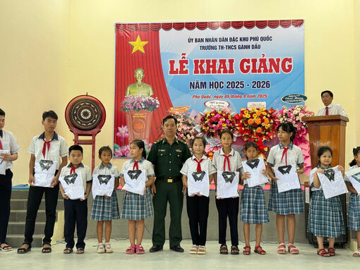 Cùng học sinh nghèo biên giới bước vào năm học mới