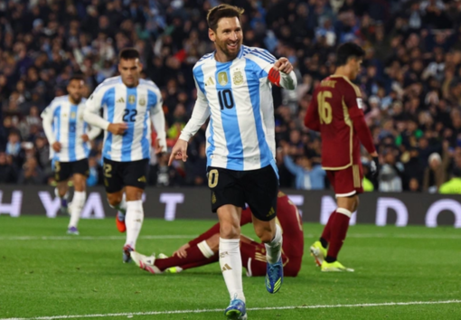 Messi lập cú đúp ở trận đấu cuối trên sân nhà, giúp Argentina đại thắng