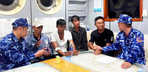 Bộ Tư lệnh Vùng Cảnh sát biển 4 kịp thời cứu 4 ngư dân gặp nạn trên biển
