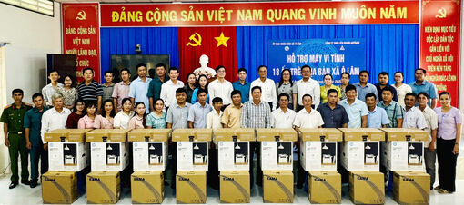 Công ty TNHH Liên doanh Antraco hỗ trợ 18 bộ máy vi tính cho ban ấp xã Ô Lâm