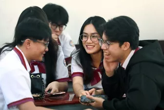 Giáo dục trong kỷ nguyên số: Cấm đoán hay hướng dẫn?