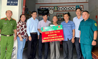 Thăm, tặng quà Mẹ Việt Nam anh hùng và thương binh phường Tịnh Biên