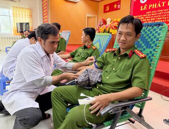 Xã Tân Hội phát động hiến máu tình nguyện và trao tặng 15 nhà Đại đoàn kết