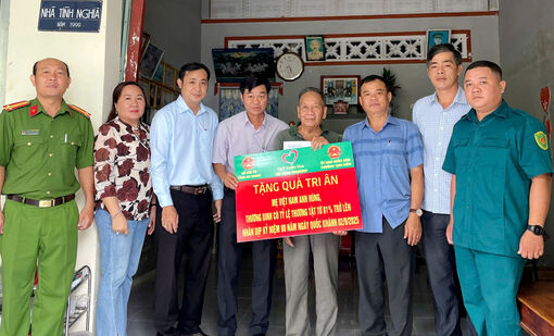 Thăm, tặng quà Mẹ Việt Nam anh hùng và thương binh phường Tịnh Biên