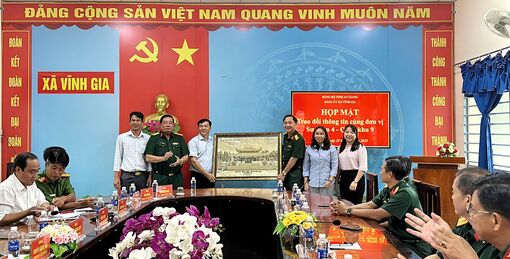 Sư đoàn 4, Quân khu 9 họp mặt, trao đổi thông tin cùng Đảng ủy xã Vĩnh Gia