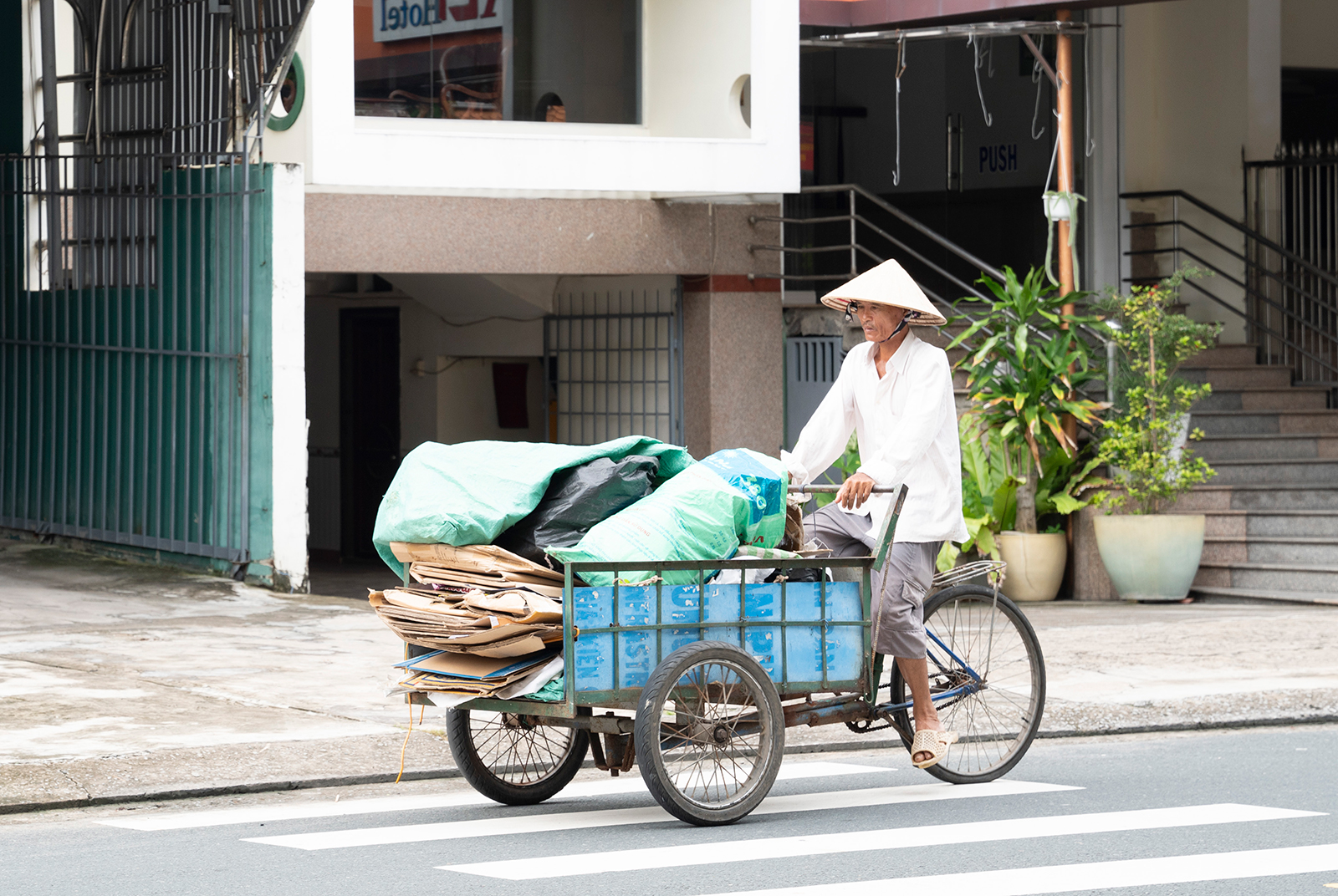 Nhọc nhằn mưu sinh ngày mưa nắng