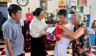 Lãnh đạo phường Bình Đức tặng quà Trung thu cho thiếu nhi