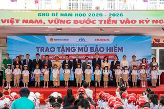 100% học sinh lớp 1 nhận miễn phí mũ bảo hiểm đạt chuẩn