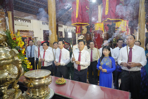 Ban Thường vụ Tỉnh ủy An Giang dâng hương Anh hùng dân tộc Nguyễn Trung Trực nhân Đại hội Đảng bộ tỉnh lần thứ I