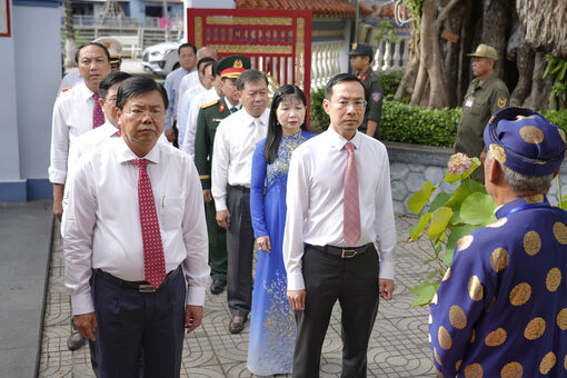 Ban Thường vụ Tỉnh ủy An Giang dâng hương Anh hùng dân tộc Nguyễn Trung Trực nhân Đại hội Đảng bộ tỉnh lần thứ I