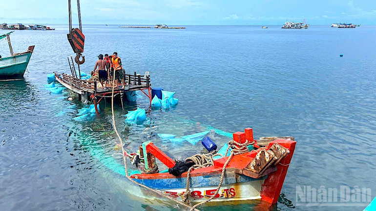 Trục vớt được tàu cá gặp nạn trên vùng biển Cà Mau