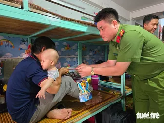 Chiến sĩ công an đi từng nhà trọ, tặng quà Trung thu cho bệnh nhi ung thư