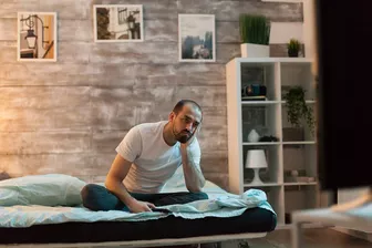 Làm gì khi thức giấc giữa đêm và không thể ngủ lại?