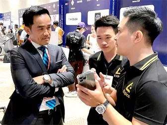 Tay ngang thiết kế hình ảnh truyền thông như chuyên