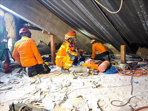 Vụ sập trường học tại Indonesia: Hàng chục người vẫn mất tích