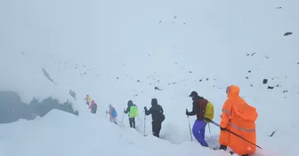 Gần 1.000 người mắc kẹt vì bão tuyết ở Everest