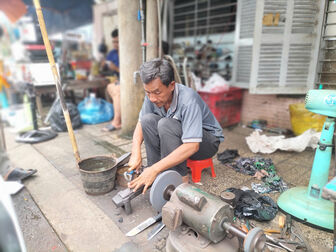 Mài dao kéo - nghề xưa năm cũ