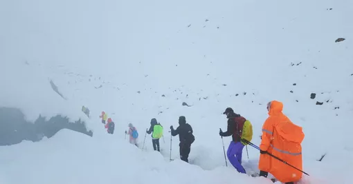 Gần 1.000 người mắc kẹt vì bão tuyết ở Everest
