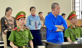 “Hợp tác” buôn lậu, cùng lãnh án tù