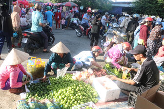 Sôi động chợ khô ngày chủ nhật
