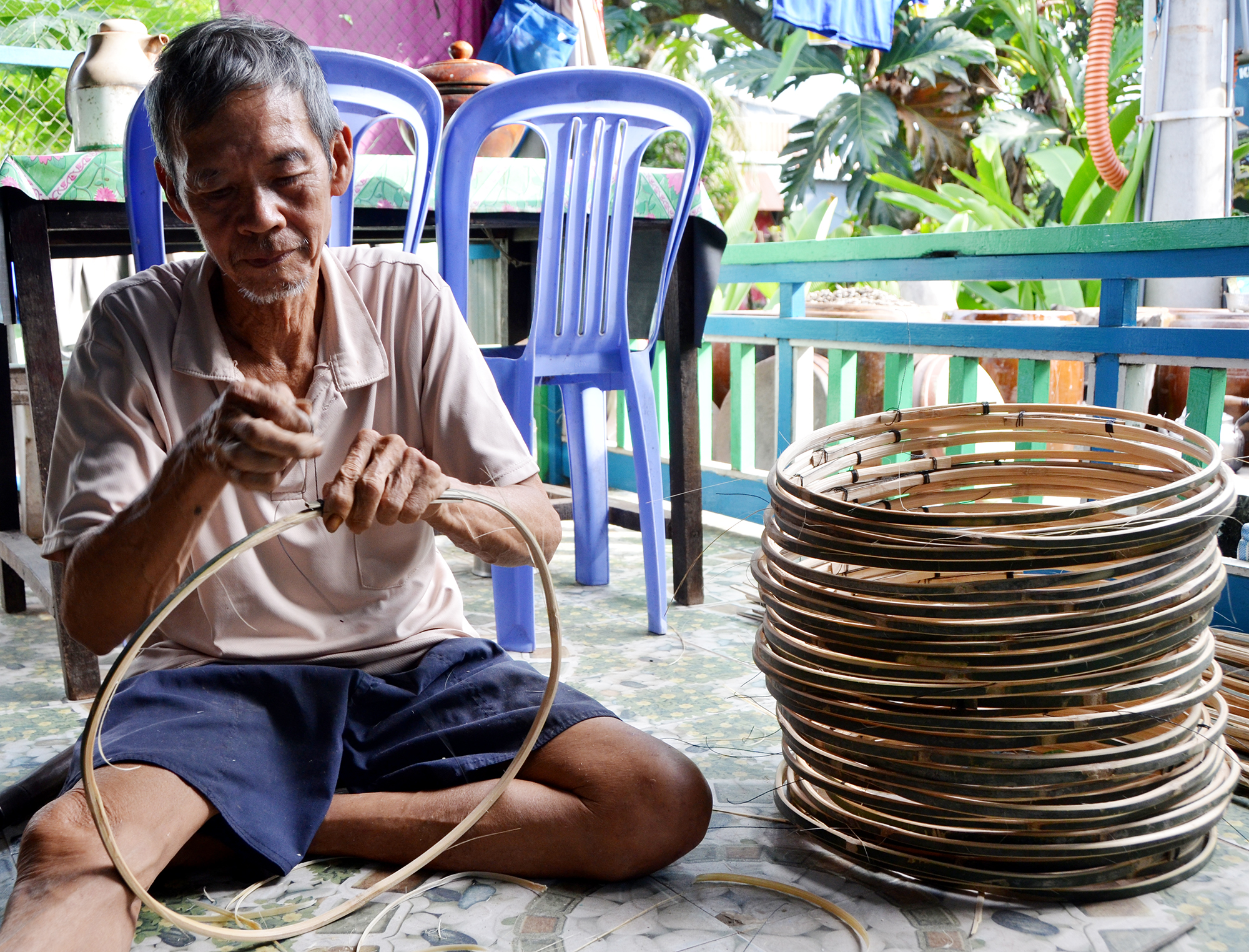 Nghề đan lọp tôm tạo thu nhập mùa nước nổi