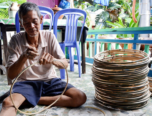 Nghề đan lọp tôm tạo thu nhập mùa nước nổi