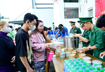 Ấm lòng nồi cháo nghĩa tình nơi biên cương