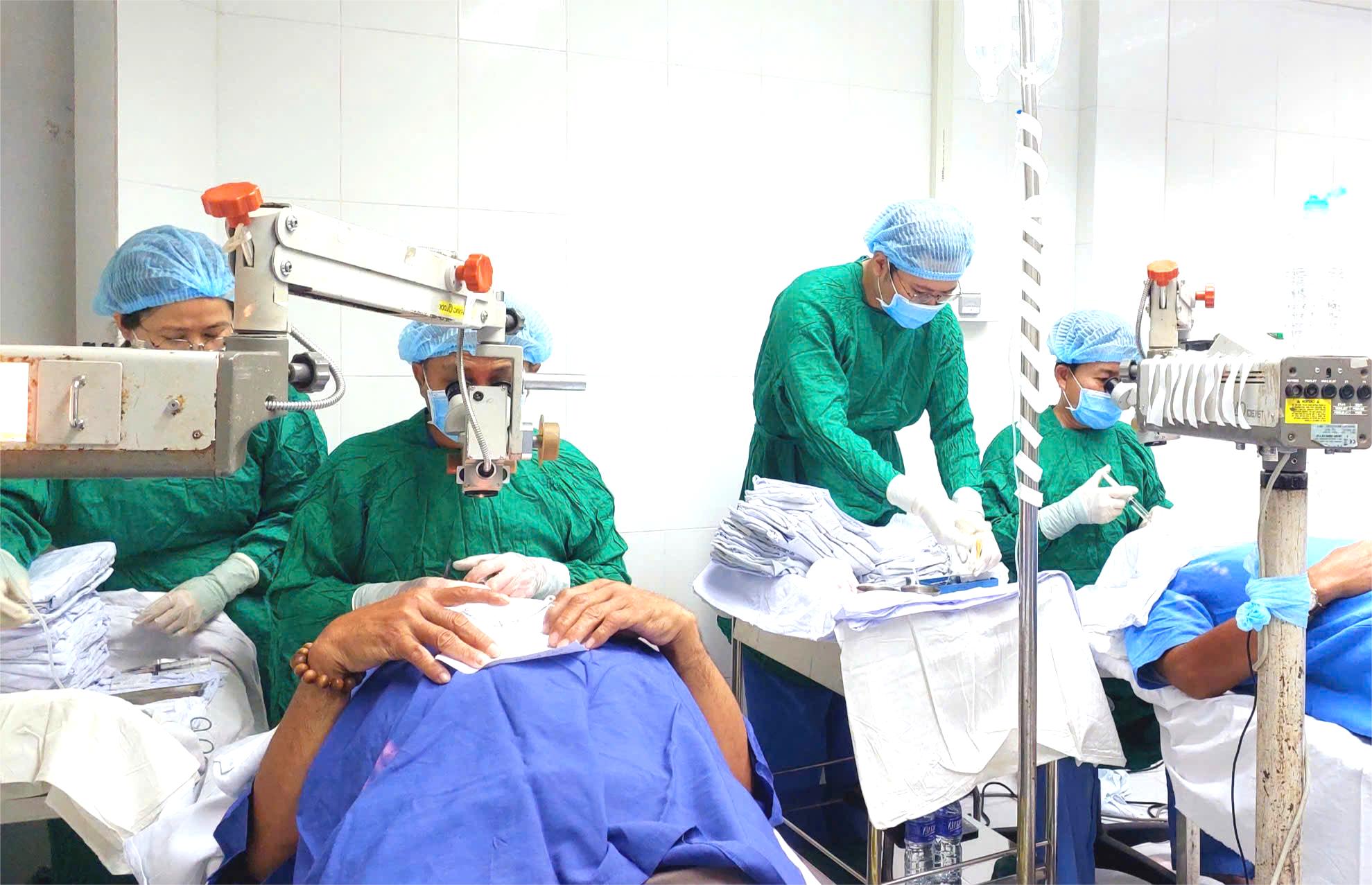 Khám và phẫu thuật mắt miễn phí cho người dân An Biên