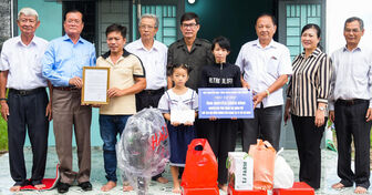 Bàn giao nhà Khuyến học tại xã Vĩnh Phong