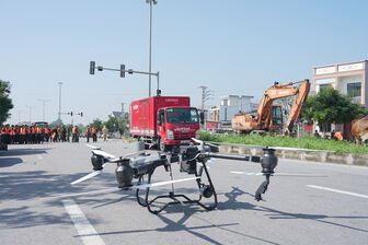 Cận cảnh Drone Viettel vận chuyển hàng cứu trợ tại vùng lũ