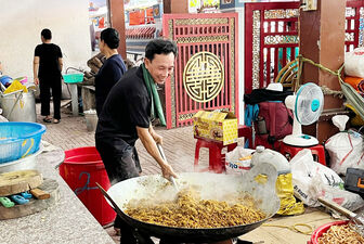 Trạm cơm miễn phí phục vụ khách viếng Đình thần Nguyễn Trung Trực