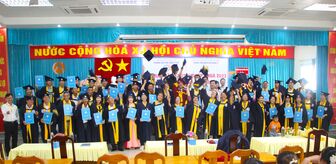 Trao bằng tốt nghiệp cho 47 tân cử nhân sư phạm tiểu học