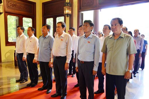 Chủ tịch Quốc hội Trần Thanh Mẫn dâng hương tại đền thờ Chủ tịch Tôn Đức Thắng