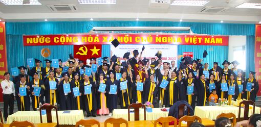 Trao bằng tốt nghiệp cho 47 tân cử nhân sư phạm tiểu học