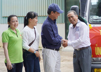 Ban Biên tập Báo và Phát thanh, Truyền hình An Giang thăm các điểm tập kết hàng cứu trợ