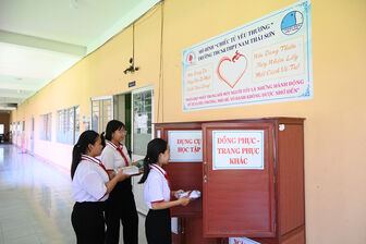 Chia sẻ yêu thương với học sinh
