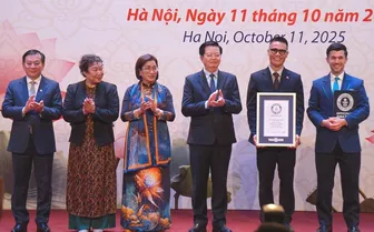 Tranh sơn mài ‘Bác Hồ đọc Tuyên ngôn Độc lập’ của Chu Nhật Quang nhận kỷ lục thế giới