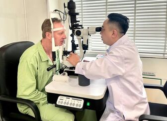 Bác sĩ Việt Nam đầu tiên đoạt giải quốc tế về phẫu thuật đục thủy tinh thể